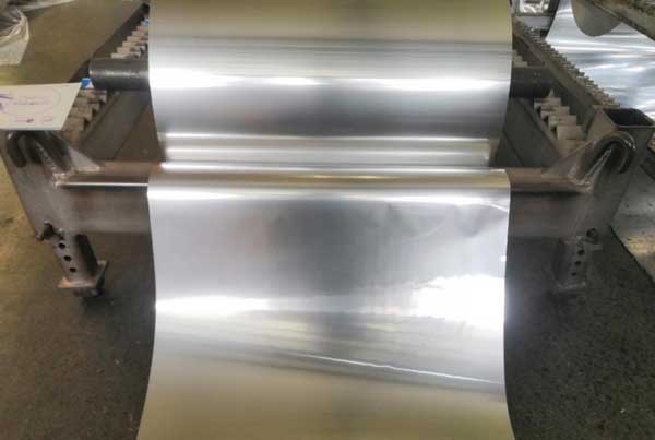 Rolo enorme de folha de alumínio grosso